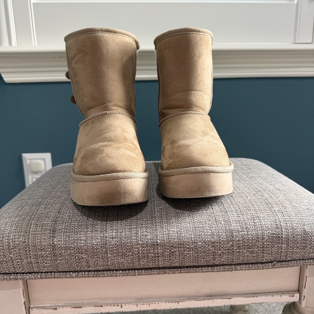 Beige and cream winter boots with buckle - Picture 2 of 8